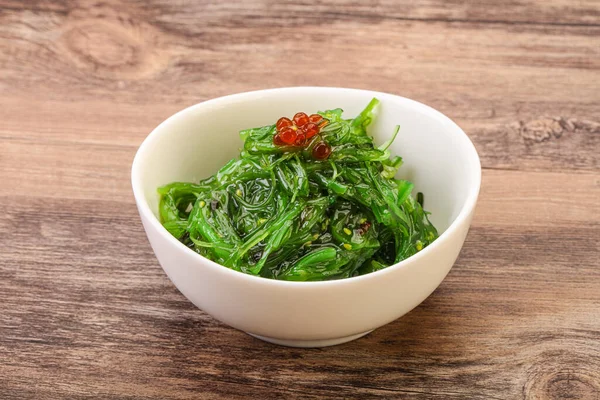 Traditioneller Asiatischer Chukka Salat Der Schüssel Serviert Roten Kaviar — Stockfoto