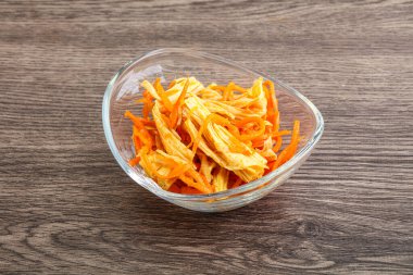 Havuçlu ve baharatlı Kore soya kuşkonmazı.