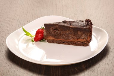 Tatlı çikolatalı pasta çilekli ve naneli.