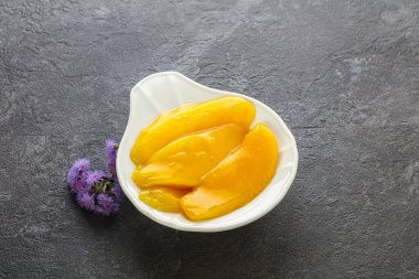 Tatlı konserve tropikal meyve dilimleri