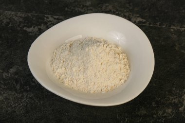 Buğday unu kasede yemek pişirmek için.