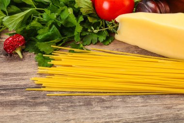 Çiğ İtalyan spagetti yığını, peynir ve sebzeli.