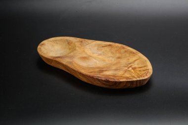 Mutfak için siyah arkaplan üzerine zeytin ağacı tahtası