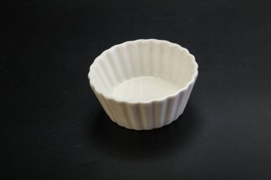 Siyahın üzerine servis için beyaz leke.