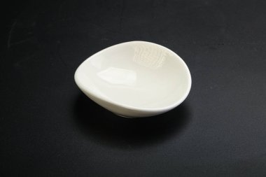 Siyahın üzerine servis için beyaz leke.