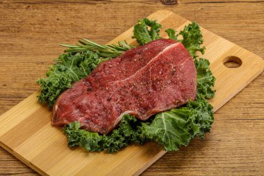 Baharatlı ızgara için çiğ biftek.