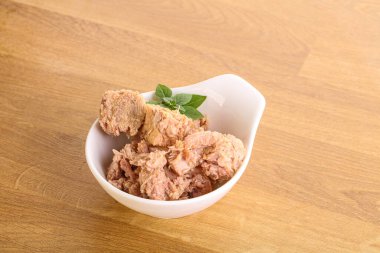 Kavanozda yağlı konserve ton balığı.