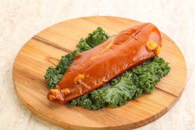 Atıştırmalık olarak füme tavuk göğsü.