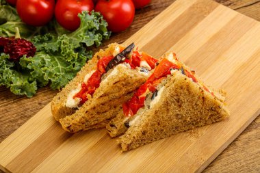 Patlıcanlı ve peynirli vejetaryen sandviçi.