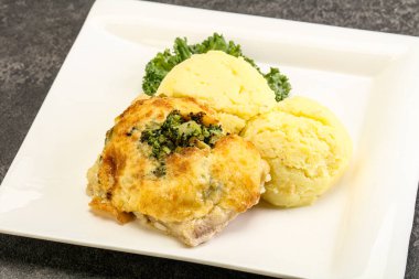 Patates püresi ve peynirli kızarmış pangasius fileto.