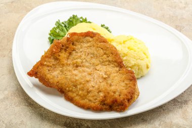 Kızarmış tavuk göğsü şnitzel ve patates püresi.