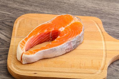 Pişirmek için çiğ somon bifteği.