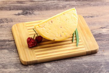 Cevizli sert peynir tuğlası.