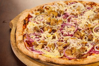 Etli ve soğanlı pizza.