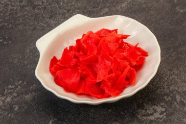 Asya mutfağı terbiye edilmiş zencefil kökü kasede.