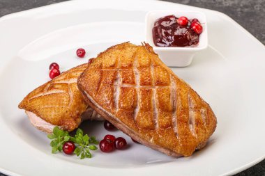 Kızarmış ördek göğsü ve çilek sosu. 