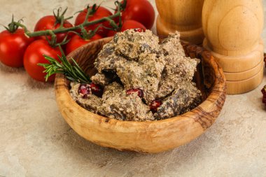 Krema soslu tavuk ciğeri biberiye servis edildi.