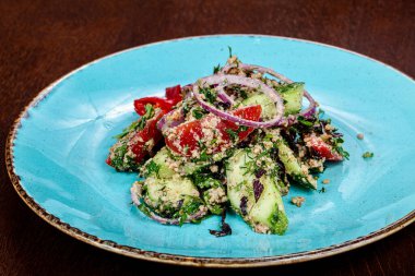 Ceviz ve baharatlı Gürcü sebze salatası.