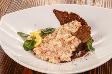 Biftek etli tart limon ve ekmek servis edildi.