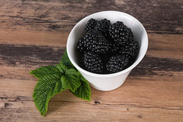 Süßer Leckerer Reifer Blackberry Haufen Mit Blatt — Stockfoto