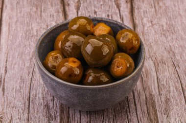 Kasede marine edilmiş feijoa meyvesi.