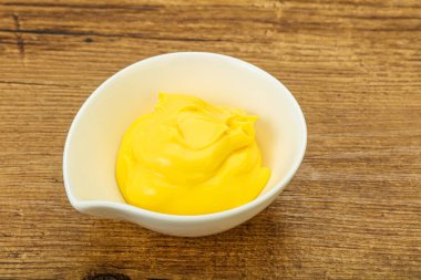 Tabaktaki doğal lezzetli peynir sosu