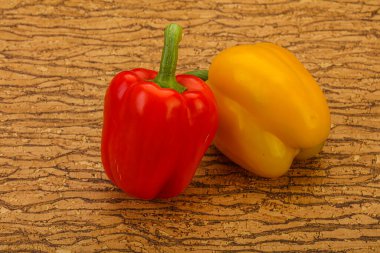 Olgun iki tatlı Bulgar dolma biberi