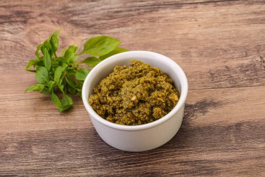 Fesleğen ve sedir fıstıklı yeşil sos sosu.