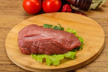 Pişirmek için çiğ et parçası.