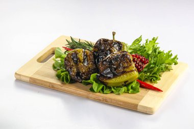 Izgara yeşil biber barbekü vejetaryen shashlick salata yaprakları servis etti.