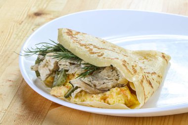 Patates püresi ve tavuklu krep.