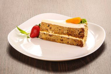 Kremalı havuçlu kek dilimi.