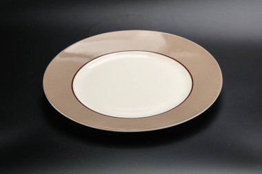 Mutfak için boş renk tabağı izole edildi