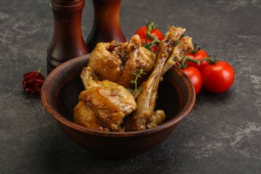 Tatlı ve baharatlı soslu tavşan yahnisi.