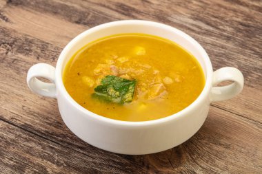 Füme et ve sebzeli bezelye çorbası.