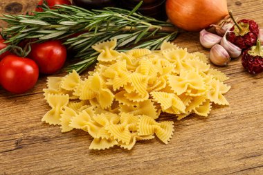 Çiğ İtalyan statü buğday farfalle makarna pişirmek için