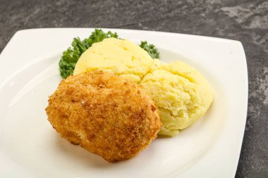 Patates püresiyle doğranmış etten çıtır tavuk pirzolası.