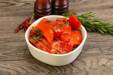 Baharatlı marine edilmiş kırmızı dolma biber.