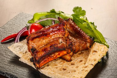 Lezzetli domuz pirzolası ızgara soğan halkaları.