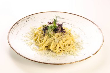 Sert ve yumuşak peynirli İtalyan makarnası