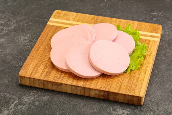 Serpiente Salchicha Rodajas Sobre Tablero Servido Ensalada Hojas —  Fotos de Stock