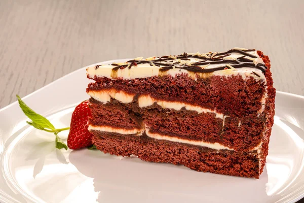 Kuchen Roter Samt Serviert Erdbeere Und Minzblätter — Stockfoto