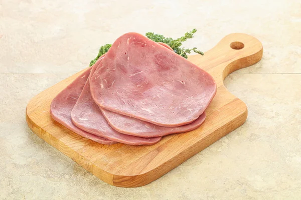 Sliced Beef Ham Lanche Sobre Bordo — Fotografia de Stock