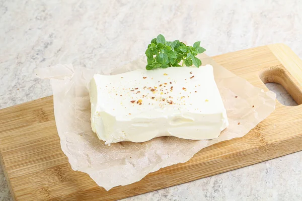 Queijo Feta Grego Bordo Ervas Servidas — Fotografia de Stock