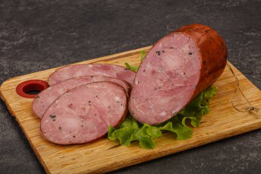 Baharatlı ve otlu füme jambon.