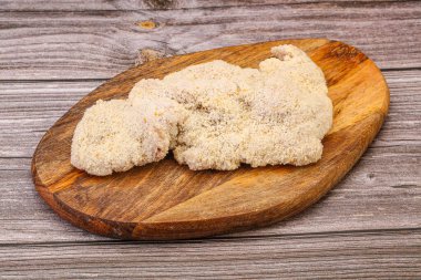 Kızartma için çiğ domuz eti şnitzel.