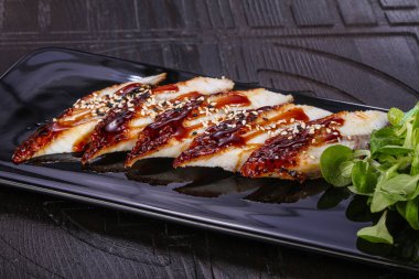 Dilimlenmiş yılan balıklı Japon mutfağı.