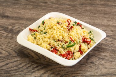 Vejetaryen yemeği - sebzeli kuskus ve maydanoz.