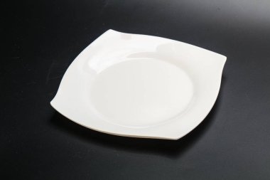 İzole edilmiş servis için beyaz boş tabak