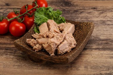 Lezzetli ton balığı filetosu kasede